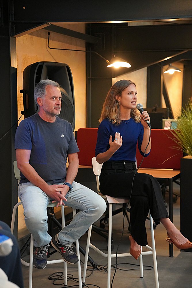 Céline Tirel en conférence, micro à la main, face au public